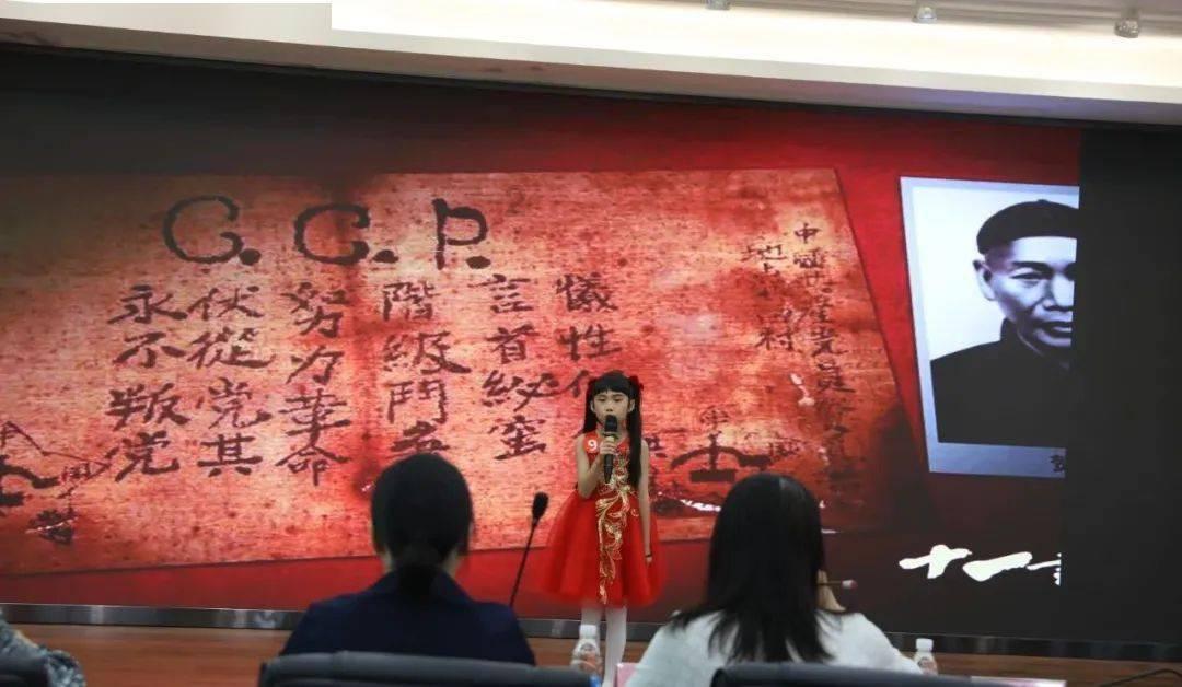 新闻联播结束后，为什么要播放主持人收稿子的画面，究竟是什么原因？游戏画面